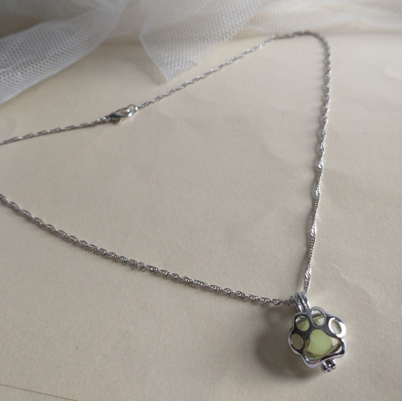 Glow in Dark Paw Print Necklace! - Picture 6 of 9